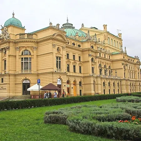 Attractive Oldtown Near Thetrain Station Apartment *